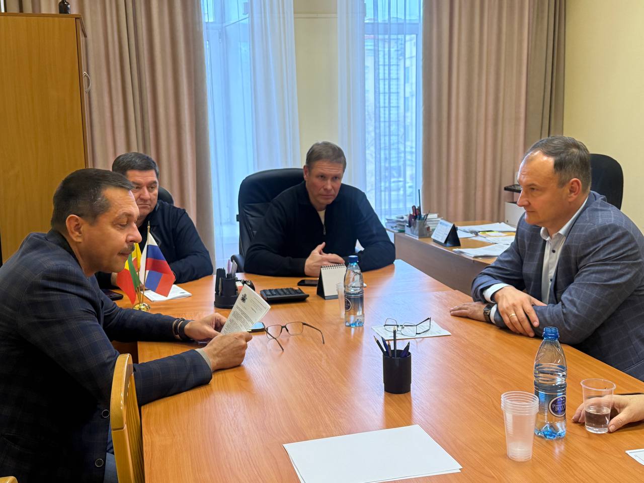 Заседания комитета по бюджетной финансовой и налоговой политике а также комитета по экономической политике пройдет 16 декабря Депутаты обсудят изменения в городской бюджет вопрос утверждения бюджета на 2026 год и плановый период 2027 2028 гг во втором и третьем чтениях а также обмен квартир в рамках программы расселения из ветхого и аварийного жилья и другие вопросы