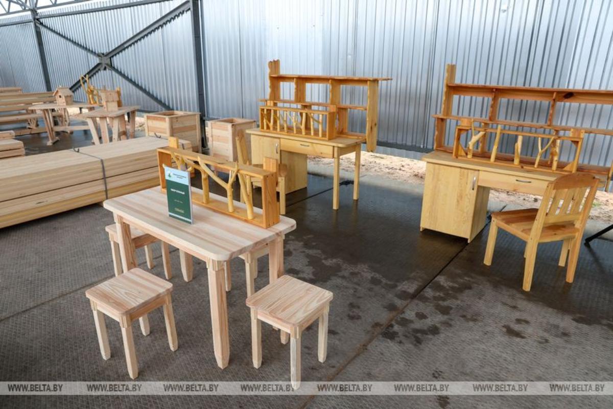 Лукашенко поручил масштабировать в стране небольшие производства в сфере деревообработки Такое поручение глава государства дал во время посещения в Лепельском районе деревообрабатывающего цеха Березинского биосферного заповедника Ежегодно на предприятии заготавливают 100 тыс кубометров древесины Лесовосстановление проводится на площади более 120 га  Подробнее