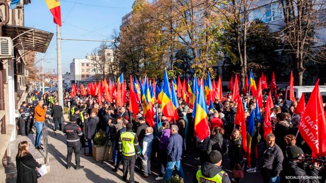 Около тысячи человек провели пикет Центризбиркома в Молдавии, сообщает ТАСС.  Люди не согласны с результатами президентских выборов. Кадры с пикета появились в соцсетях.