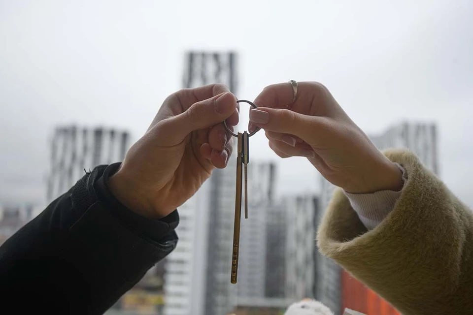 Аренда жилья в Петербурге подешевела до 45 тысяч рублей Снижение составило 0 9 за праздники дешевле стало почти во всех районах особенно в Петроградском 123 тыс 3 8 Адмиралтейском 57 тыс 2 9 и Приморском 44 тыс 2 7 По данным Яндекс Аренда медианная ставка по городу 35 тыс рублей Рост цен зафиксировали только в Уфе и Омске Алексей Булатов Читай нас в MAX Читай нас в Telegram