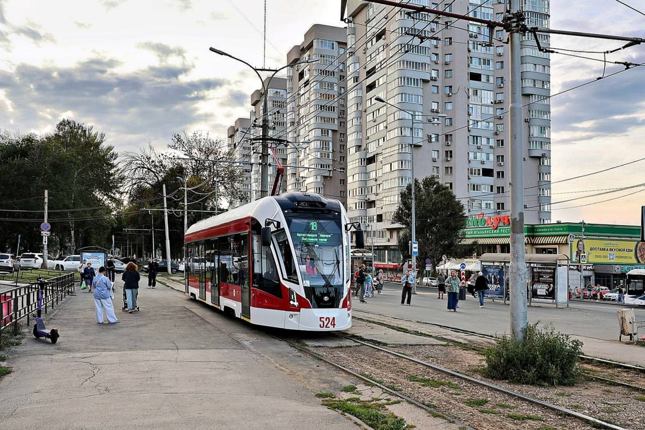 Наземное метро на базе существующей железнодорожной сети создадут в Самаре Уже в 2026 году самарцы смогут оценить первую станцию нового формата Театральную В планах также развитие скоростных наземных маршрутов и строительство удобных транспортно пересадочных узлов по всему городу Проект обещает быть технологичным пассажиров ждут бесплатный Wi Fi современные зарядные станции и удобная система единых билетов Для наземного метро планируют использовать существующие маршруты электричек а также неиспользуемые пути в Красноглинском и Кировском районах и возле речного порта ПОДПИСАТЬСЯ ПРИСЛАТЬ НОВОСТЬ