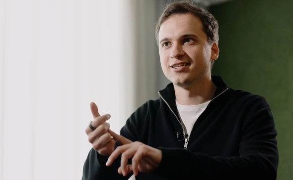 Яндекс запустит умные наушники с ИИ руководитель направления Алисы и умных устройств Яндекса Валерий Стромов YDEX Яндекс собирается выпустить новую категорию устройств с функциями искусственного интеллекта Они будут носимыми Первыми из таких устройств могут стать наушники через которые можно голосом взаимодействовать с нейросетями jkinvest news jkinvest