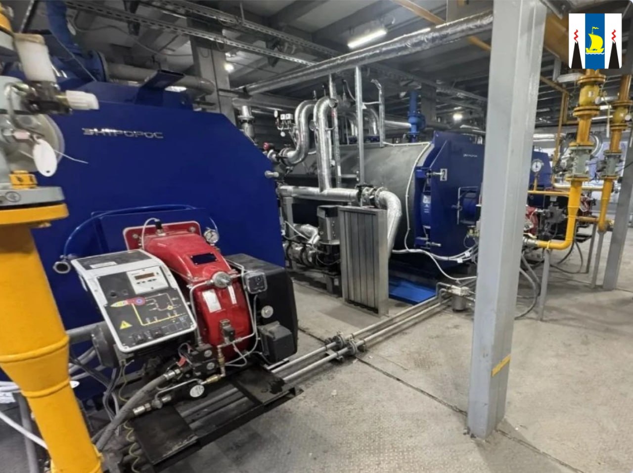 Новая газовая котельная обеспечит теплом жителей села Чапаево В селе Чапаево Корсаковского района завершилось строительство автоматизированной блочно модульной газовой котельной мощностью 4 5 МВт Сейчас на объекте ведутся пуско наладочные работы В Чапаево возведено здание котельной установлена дымовая труба Выполнены монтаж и обвязка внутреннего технологического оборудования обустроены все внутриплощадочные сети а также аварийное топливное хозяйство С самого начала пуско наладочных работ новый объект обогревает 22 многоквартирных дома общеобразовательную школу и детский сад Это позволило отключить старую угольную котельную В островном регионе идет планомерный перевод коммунальной энергетики на экологически чистое топливо В этом году на смену угольным котельным уже пришли 11 газовых объектов энергетики в Долинском и Корсаковском районах Это самым непосредственным образом сказывается на качестве жизни людей Теплоснабжение становится более стабильным А в воздухе оказывается меньше угольный пыли и сажи сказал председатель правительства Сахалинской области Алексей Белик Котельная в Чапаево в зависимости от погодных условий автоматически регулирует количество и температуру теплоносителя поступающего потребителям Постоянное присутствие рабочего персонала не требуется Жители села позитивно восприняли запуск нового объекта Масштабная работа по переводу объектов ЖКХ на экологически чистое топливо в островном регионе ведется по поручению губернатора Валерия Лимаренко В 2025 году продолжалось строительство газовых котельных в Долинском Корсаковском Поронайском Тымовском Александровск Сахалинском Анивском и Макаровском районах По мере готовности распределительных газопроводов будут переведены на экологически чистое топливо объекты в Холмском Смирныховском Томаринском и Невельском муниципальных округах