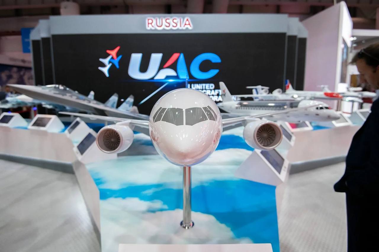 «Объединённую авиастроительную корпорацию» и «Роскосмос» переведут на отечественное ПО программное обепечение Правительство России определило перечень ключевых проектов по замещению иностранного ПО отечественными аналогами, которые будут находиться на особом контроле. Об этом шла речь на совещании вице-премьера РФ - руководителя аппарата правительства Дмитрия Григоренко с главами индустриальных центров компетенций ИЦК в рамках конференции ЦИПР-2025. Как сообщил Григоренко, этим проектам присвоен статус "флагманских" - они имеют стратегическое значение для технологической независимости, особенно в промышленности и оборонно-промышленном комплексе. Среди критериев отбора "флагманских" проектов: критичность разработки для отрасли, возможность использования ПО в критической информационной инфраструктуре КИИ , выполнение проекта в интересах оборонно-промышленного комплекса, а также реализация PLM-систем - то есть комплексных решений для проектирования и производства сложной техники.