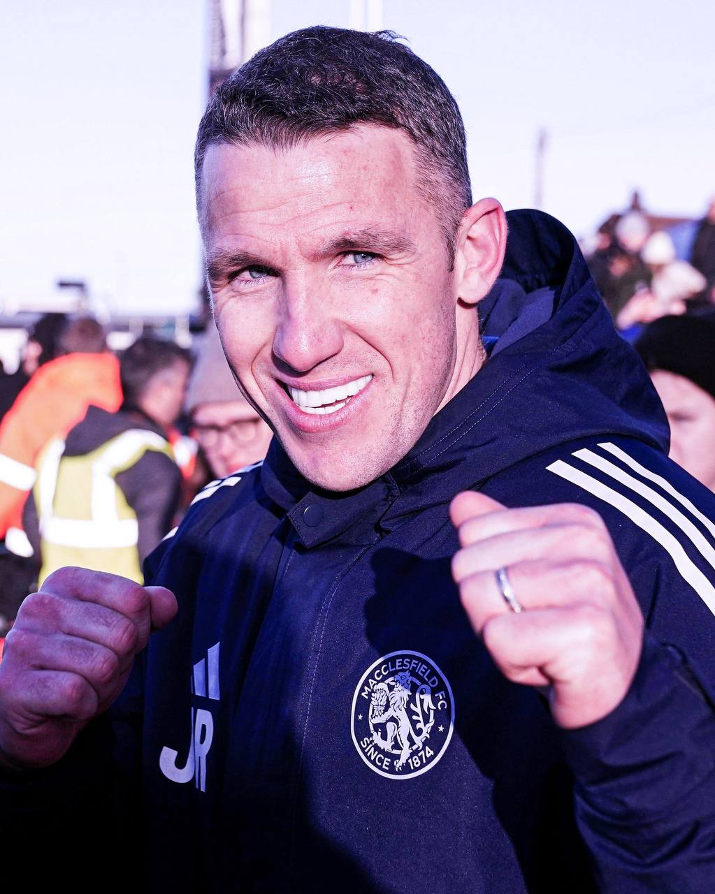 Маклсфилд из 6 го дивизиона выбил Кристал Пэлас из Кубка Англии Действующие обладатели трофея сгорели 1 2 причем до 90 й минуты они проигрывали с разницей в 2 мяча А теперь еще более неожиданный факт тренер Маклсфилда Джон Руни брат легендарного Уэйна И при нем команда пока даже не претендует на выход в 5 й дивизион идут на 14 й строчке P S И ведь вчера в Кубке Англии тоже случилось чудо Ноттингем отлетел от Рексхэма из Чемпионшипа myachPRO