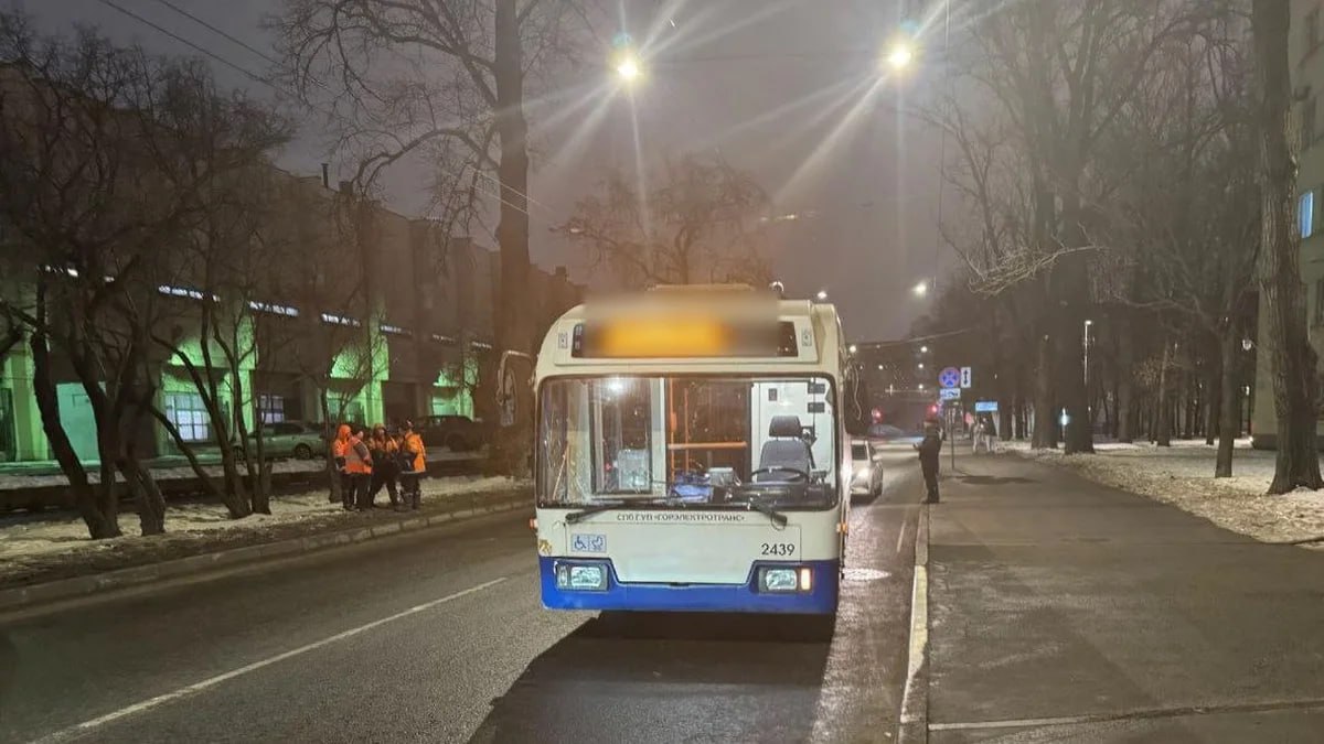 На Решетникова школьник попал под колеса троллейбуса, мальчик получил тяжелые травмы  Восьмилетний ребенок пострадал в ДТП, которое произошло вечером 26 февраля возле дома № 16 по улице Решетникова в Московском районе. Мальчик переходил дорогу в неположенном месте и попал под колеса троллейбуса, сообщили в пресс-службе ГУ МВД по Петербургу и Ленобласти.  Отмечается, что ребенок был на улице один, без сопровождения взрослых. В результате ДТП школьника госпитализировали с различными травмами, его состояние врачи оценили как тяжелое. По факту случившегося проводится проверка.  Фото: ГУ МВД по Петербургу и Ленобласти