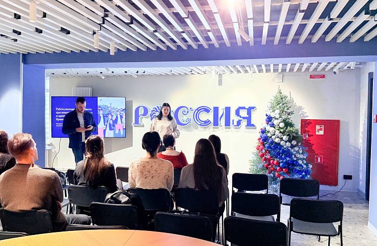 Молодёжный совет при минкульте Приморья определил приоритеты работы на 2026 год Четыре ключевых направления работы на следующий год утвердил Молодёжный совет при министерстве культуры Приморского края Итоговое заседание прошло в филиале Национального центра Россия в Приморье  В 2026 году совет сосредоточится на участии в ключевых культурных событиях региона взаимодействии с молодёжными советами культуры из других субъектов страны работе на площадке форума Таврида Арт в отборе кандидатов по программе Земский работник культуры Молодёжный совет начал работу в этом году и уже объединил 25 участников в возрасте от 14 до 35 лет представителей музеев библиотек театров архивов образовательных и подведомственных учреждений культуры края В четвёртом квартале члены совета участвовали в подготовке и проведении Дня народного единства Дня неизвестного солдата Дня Конституции мероприятий декады инвалидов и патриотического проекта Портрет Героя который в третий раз прошёл в Приморье ко Дню Героев Отечества Приморская молодёжь должна иметь возможность проявлять свои таланты участвовать в культурных проектах и инициативах Быть не только зрителем но и участником Нужно привлекать больше молодёжи к культурным проектам и делать их доступными для всех отметил председатель Андрей Бабенко primorsky krai