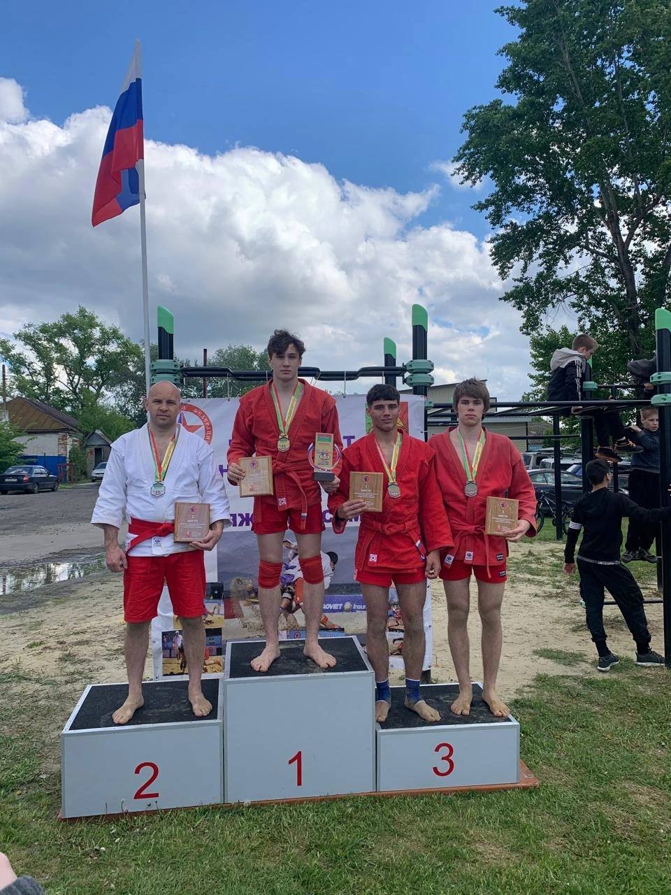 Студенты #ВГТУ стали победителями и призерами Чемпионата Воронежской области по пляжному самбо 1 место в весовой категории до 88 кг - Данил Башкиров; 1 место в весовой категории до 71 кг - Алексей Шишкин; 3 место в весовой категории до 71 кг - Петр Котов. Также ребята выполнили норматив кандидат в Мастера спорта по самбо Тренер: Анатолий Анатольевич Лукин. Поздравляем и желаем новых побед! #спортВГТУ