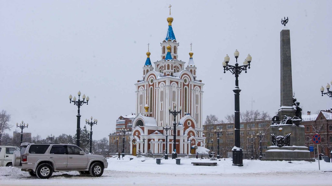 Следить за порядком в Хабаровске в период праздников будет мэрия Мэр Сергей Кравчук дал ряд поручений профильным отделам администрации на предпраздничные дни и новогодние каникулы Указания касаются вывоза мусора со дворов и наведения порядка на контейнерных площадках Кроме того в период праздников дорожные службы будут убирать снег и наледь с дорог и пешеходных зон Особое внимание уделят местам проведения массовых мероприятий в частности новогодним городкам Ежедневно проверять новогодние городки на безопасность эксплуатации Незамедлительно устранять дефекты сказал Сергей Кравчук В праздничный период также планируется контролировать соблюдение установленных графиков движения общественного транспорта добавил мэр Будь в курсе событий везде ОК VK MAX