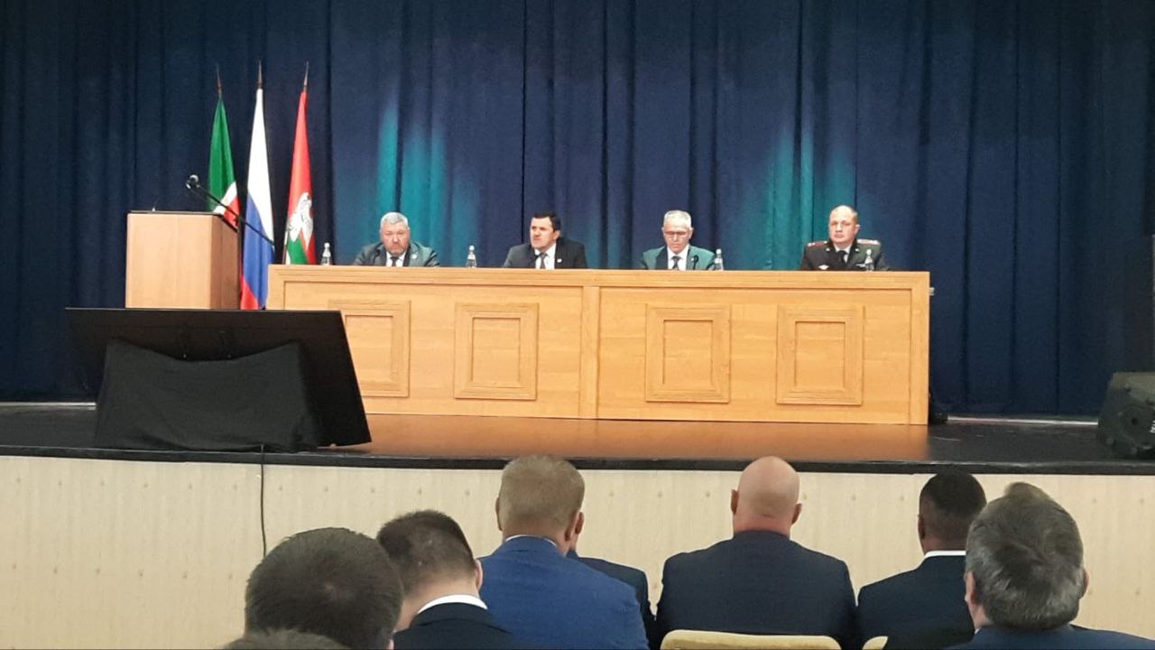В эти минуты в Верхнеуслонском районном Доме культуры проходит выездное заседание Правительственной комиссии по обеспечению безопасности дорожного движения РТ. Участие в комиссии принимают руководители ряда министерств и ведомств Татарстана, представители организаций, Госавтоинспекции РТ. Работа комиссии идёт под председательством вице-премьера РТ - руководителя аппарата Правительства Татарстана Шамиля Гафарова. На повестке дня обсуждение состояния аварийности в Татарстане и поиск путей для ее снижения.