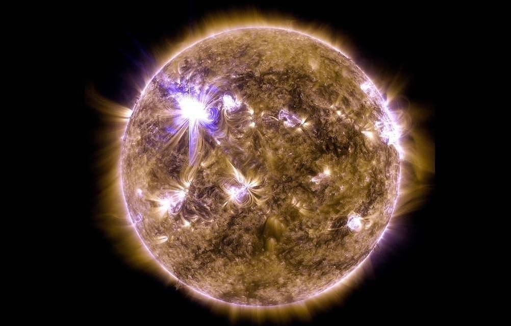 На Солнце произошла сильная вспышка Ее продолжительность составила 18 минут, сообщили ТАСС в Институте прикладной геофизики. Солнечные вспышки могут сопровождаться выбросами солнечной плазмы, облака которой, достигая Земли, могут провоцировать магнитные бури. :NASA’s Goddard Space Flight Center