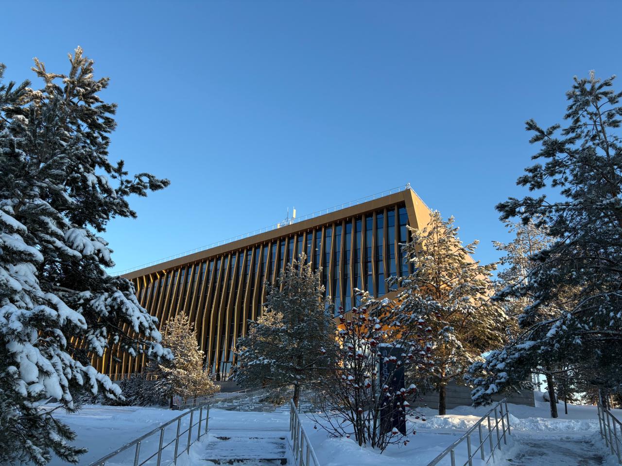 Запатентовали умную систему управления беспилотниками на основе нейросетей Наши эксперты обучили нейросеть TransFuser управлять беспилотным автомобилем Она напрямую преобразует данные с камер и лидара в команды для руления ускорения или торможения Архитектура системы повторяет логику водителя Эффективность подхода подтвердили тесты в симуляторе CARLA и на реальных данных KITTI Vision Способ оказался универсальным его адаптировали для управления другими беспилотными средствами например судами Метод запатентовали эксперты нашего Межотраслевого центра трансфера технологий Патент действует на территории восьми государств Евразийской патентной конвенции