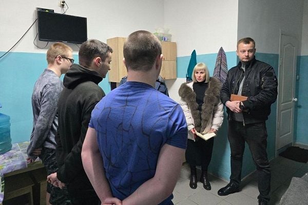 Уполномоченный по правам ребенка в Луганской Народной Республике посетила СИЗО-2 регионального УФСИН ⁠ В рамках правовой недели оказания юридической помощи детям Уполномоченный по правам ребенка в Луганской Народной Республике Инна Швенк с рабочим визитом посетила СИЗО-2 УФСИН России по Луганской Народной Республике.  Детский омбудсмен проверила условия содержания несовершеннолетних осужденных, подозреваемых и обвиняемых. Также региональный правозащитник осмотрела столовую и ознакомилась с рационом питания подростков, содержащихся под стражей.  Во время рабочего визита Инна Швенк пообщалась с несовершеннолетними, узнала причины, по которым они находятся в следственном изоляторе, а также поинтересовалась их досугом, организацией учебного процесса и медицинского обеспечения.  В ходе беседы с Уполномоченным каждый под...  Подробнее>>>