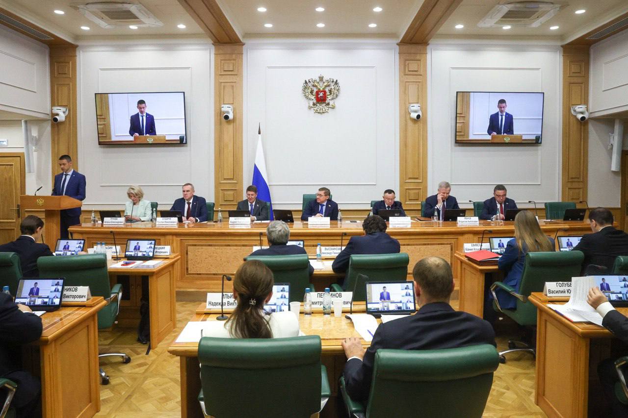 Владимир Якушев системой ГИС ЖКХ пользуются около 14 миллионов россиян Первый вице спикер Совета Федерации РФ сенатор от Тюменской области Владимир Якушев провел заседание Совета по вопросам жилищного строительства и содействия развития жилищно коммунального комплекса Темой для обсуждения стало функционирование государственной информационной системы жилищно коммунального хозяйства как инструмента управления жилищной сферой Главная цель ГИС ЖКХ создание удобного инструмента взаимодействия всех участников сферы и обеспечение прозрачности и общей доступности информации напомнил Якушев Среди проблем отмеченных регионами он выделил отсутствие возможности разместить протокол общего собрания собственников если не было размещено сообщение о проведении такого собрания в установленный срок Использование системы для проведения собраний собственников очень востребовано жителями поэтому наша задача предоставить качественный и удобный инструмент для работы Давайте на это обратим особое внимание подчеркнул первый вице спикер Совета Федерации РФ По мнению Владимира Якушева платформа также требует доработки в связи с тем что многие регионы не имеют технической возможности исполнить обязанность по размещению данных об операторах связи чьи сети находятся в домах В заседании приняли участие министр строительства и жилищно коммунального хозяйства РФ Ирек Файзуллин представители федеральных министерств и ведомств законодательных и исполнительных органов государственной власти субъектов РФ отраслевых организаций научного и экспертного сообщества Совет Федерации готов оперативно оказать содействие Минстрою РФ в решении проблемных вопросов путем внесения необходимых изменений в нормативную базу За время функционирования ГИС ЖКХ она постоянно модернизировалась дополнялась различными компетенциями эта работа продолжается и сегодня акцентировал внимание Владимир Якушев