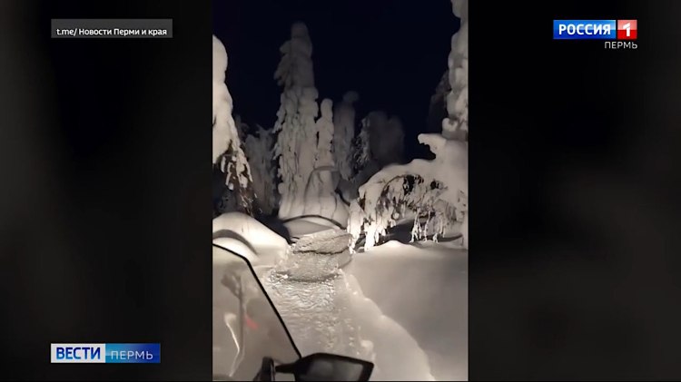В Прикамье группа туристов пропала на горе Ослянка vesti perm ru publications 53189c63 30fa 4eb2 9870 8774ccd5fe2b В Кизеловском округе на горе Ослянка пропали 13 туристов из Екатеринбурга и Верхней Пышмы Компания друзей отправилась на снегоходах до вершины после чего связь с группой была потеряна В группе которая не была официально зарегистрирована находятся как опытные спортсмены так и любители Как сообщили в региональном МЧС в поисках задействованы 12 человек личного состава и 6 единиц техники