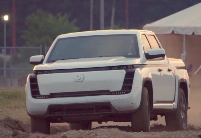 Foxconn объявила о начале выпуска серверов для ИИ на базе бывшего автозавода Lordstown Motors в Огайо. Новый проект осуществляется по заказу SoftBank, которая будет заниматься поставками оборудования. Предпринимаемые усилия являются частью более масштабной инициативы Stargate, целью которой является создание мощной вычислительной инфраструктуры в США с инвестициями в $500 млрд.  Ключевые факты: - Foxconn продолжит управление производственными процессами на площадке. - SoftBank ищет подходящие места для центров обработки данных. - Основное внимание уделяется доступу к ресурсам — воде, энергии и связи.  Для более подробной информации можно ознакомиться с источниками: Bloomberg.