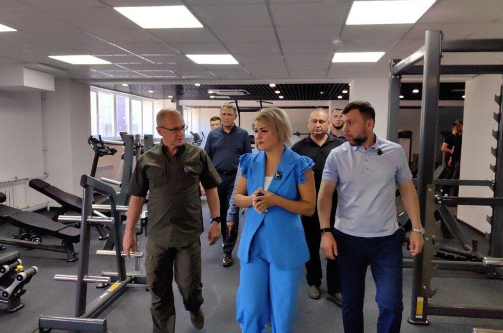 Красиво и качественно Кириенко и Пушилин осмотрели спорткомплекс в Докучаевске Капитально отремонтированный спорткомплекс Юность в апреле по видеосвязи открыл Президент РФ Владимир Путин На первом этаже здания работает просторный тренажерный зал на втором современный игровой зал со спортивным паркетом Там проходят тренировки по баскетболу и волейболу а также находится бассейн В спорткомплексе сейчас тренируются 245 ребят от 7 до 18 лет Читать полностью молодежь Фото Официальный ТГ канал Главы ДНР Дениса Пушилина Подписаться