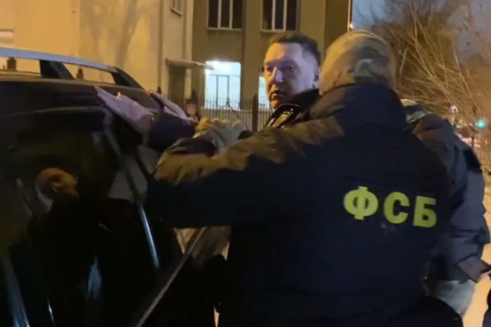 Начальника УМВД Магнитогорска задержали по подозрению в разглашении гостайны Утром 22 декабря сотрудники ФСБ задержали начальника УМВД по Магнитогорску Константина Козицына Обыски прошли у него дома и на рабочем месте По данным источника КП Челябинск Козицына подозревают в разглашении государственной тайны Следствие считает что он передал секретные сведения представителю бизнеса чьи интересы лоббировал используя служебное положение Источник также сообщает что Козицын поддерживал контакты с влиятельными бизнесменами и чиновниками Его неоднократно видели в компании экс владельца Южуралзолота Константина Струкова в том числе в охотхозяйстве Чернореченское В случае подтверждения вины полицейскому грозит до 4 лет лишения свободы В ГУ МВД по Челябинской области начата служебная проверка Козицын отстранён от обязанностей и при подтверждении вины будет уволен   Подписаться на chelkp Мы в MAX