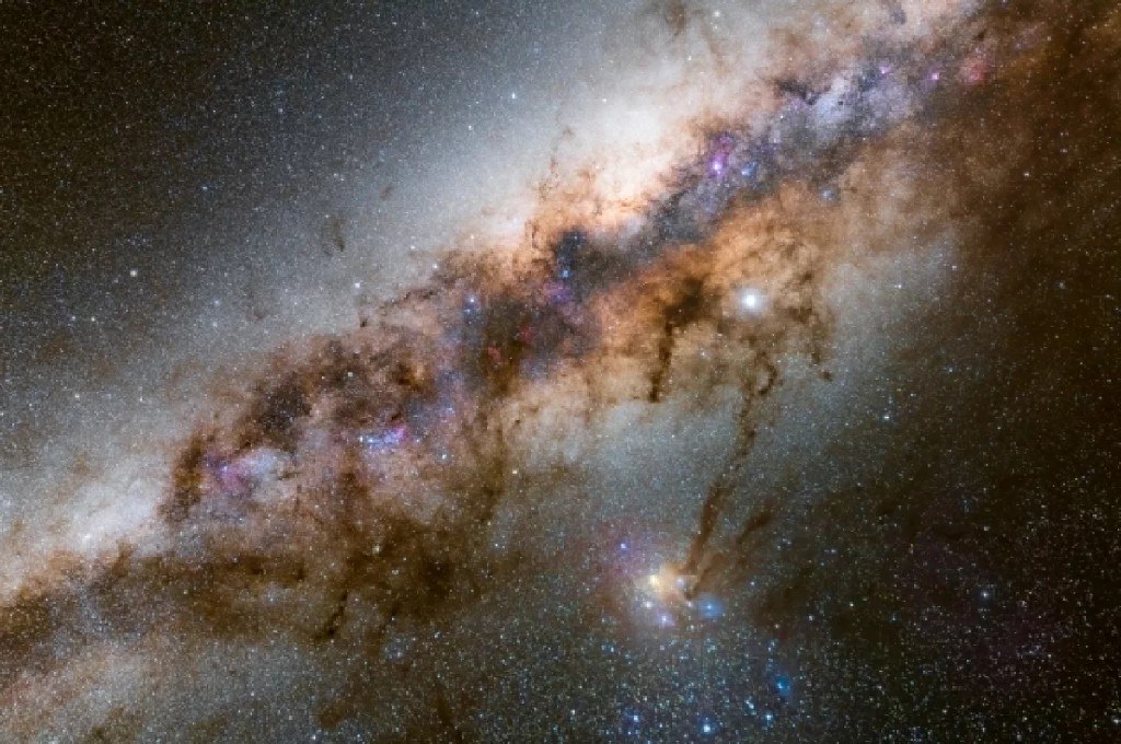 Млечный Путь и галактика Андромеды могут не столкнуться - Nature Astronomy Предполагалось, что Млечный Путь с неизбежностью столкнётся с Андромедой примерно «через пять миллиардов лет». Новые данные получены благодаря телескопам Hubble и Gaia. Исследование провели учёные из университетов Хельсинки, Дарема и Тулузы. «В 100 тысячах симуляций, которые учитывают массу Большого Магелланова Облака, а также неопределённость параметров, выяснилось, что вероятность столкновения в обозримом будущем составляет лишь два процента», — говорится в публикации. В ряде вариантов галактики существуют независимо друг от друга, есть сценарии, где «сталкиваются через восемь-десять миллиардов лет», когда Солнце «исчерпает свои ресурсы». Фото: freepik