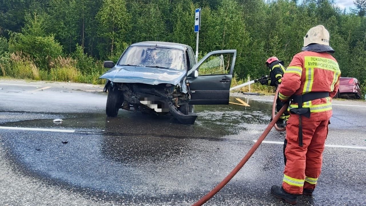 Двух человек госпитализировали с места аварии под Апатитами  Дорожно-транспортное происшествие случилось на восьмом километре автодороги "Апатиты — аэропорт "Хибины" 9 августа. Легковые автомобили Chevrolet Niva и Opel Vectra столкнулись лоб в лоб, сообщили в Управлении по ГОЧС и пожарной безопасности Мурманской области.  Двух человек, получивших телесные повреждения, госпитализировали. Сотрудники Госавтоинспекции устанавливают причины ДТП.  Фото: Управление по ГОЧС и ПБ Мурманской области    Подпишись — Вести Мурман
