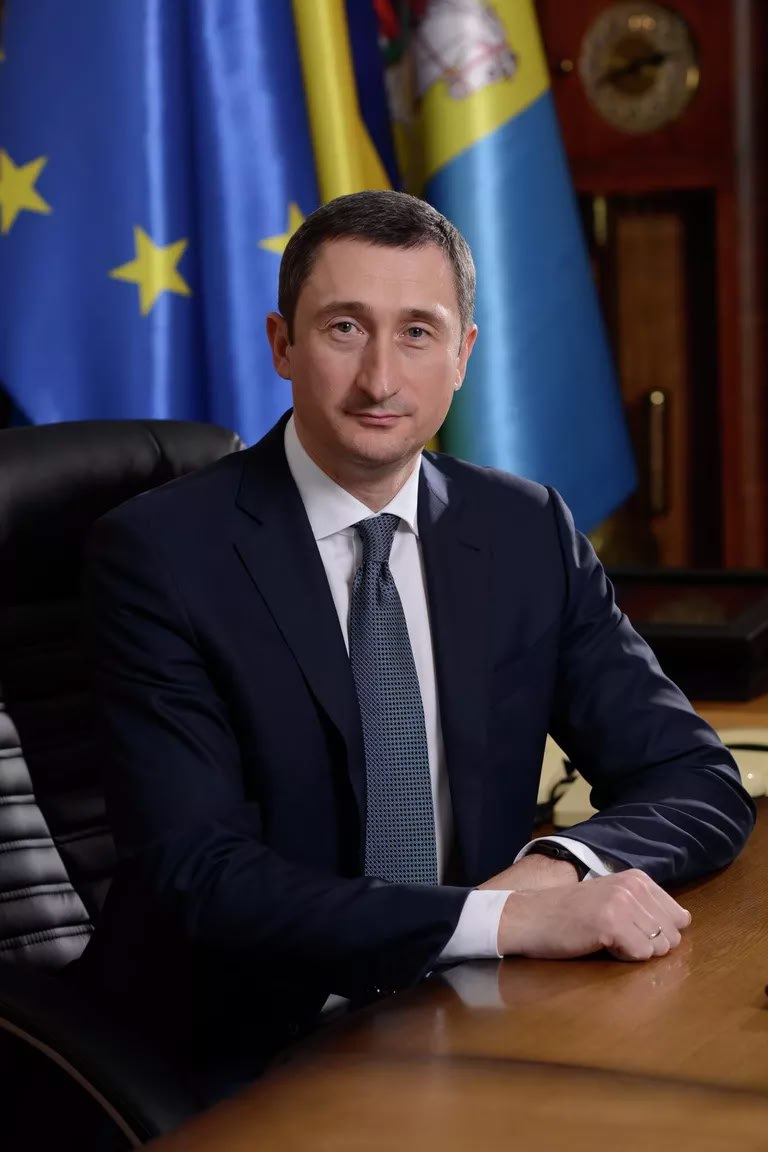 Министр единства Украины Чернышов не вернулся в Киев из Австрии. Глава министерства национального единства Украины Алексей Чернышов исчез во время рабочего визита в Австрию, куда отправился 16 июня вместе с главой киевского режима Владимиром Зеленским, сообщил в соцсетях глава отдела расследований издания «Украинская правда» Михаил Ткач. «Вести.ru» и «РИА Новости» уточняют, что 13 июня Национальное антикоррупционное бюро Украины и Специальная антикоррупционная прокуратура заподозрили в незаконном обогащении несколько бывших подчиненных Чернышова в министерстве регионального развития Украины и нефтегазовой госкомпании «Нафтогаз». Их обвинили в неправомерном обогащении. «Чернышов предсказуемо не вернулся на Украину», — отмечают российские СМИ. Чернышов вместе с Зеленским посетил Вену 16 июня. Здесь глава киевского режима провёл переговоры с президентом Австрии Александером ван дер Белленом. Как сообщают СМИ, по итогам встречи ван дер Беллен заявил о том, что Вена сможет оказывать Киеву лишь медицинскую помощь и обеспечит энергией. Что же касается военной помощи, Австрия не сможет предоставить её. При этом Зеленский после встречи с ван дер Белленом в своём Telegram-канале заявил, что надеется на поддержку Австрии в «решении вопроса о бывших украинских чиновниках и олигархах, которые скрываются от правосудия Украины».