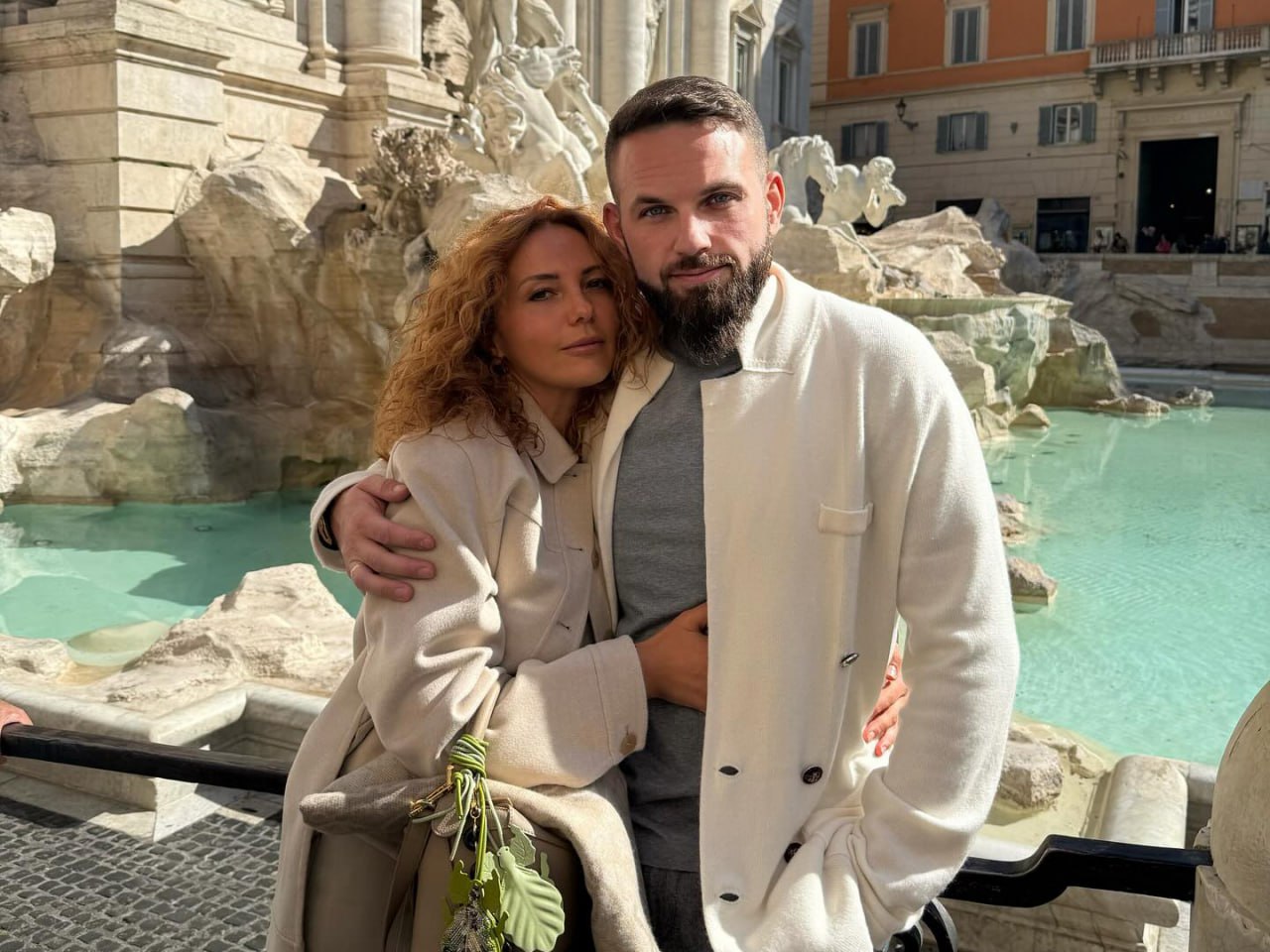 Останки криптовалютчика Романа Новака и его жены Анны нашли в ОАЭ Перед убийством их пытали считает следствие О найденных телах полиция ОАЭ сообщила в Следственный комитет Петербурга передает издание 47news По делу об убийстве Новаков в Петербурге арестованы трое Детали Примерное место захоронения полиция ОАЭ узнала в том числе из показаний двоих арестованных Прочесав территорию пустыни 500 на 500 метров сотрудники нашли черные мешки с телами Романа и Анны Новак По данным 47news в мешки засыпали сильные растворители Издание также сообщает что следствие уверено перед убийством супругов пытали Информация о расчленении тел не подтвердилась Останки передадут в Россию Убийство 38 летний криптовалютчик и его 37 летняя жена пропали около двух месяцев назад после встречи с инвесторами на вилле в городе Хатта на границе с Оманом По версии следствия там супругов встретили трое подозреваемых прибывшие в ОАЭ из Петербурга Они вымогали у Новаков пароль от криптокошелька который оказался пустым После этого их убили Фигуранты Владимир Далехин и Юрий Шарыпов частично или полностью признали вину По информации Фонтанки они участвовали в войне в Украине Организатор Предполагаемый организатор убийства бывший оперативник Выборгского района Константин Шахт в прошлом Липатов Он отрицает вину и как полагает следствие скрывает заказчика Издание 47news считает что Шахту грозит пожизненный срок Ранее он уже отсидел 12 лет за оборот наркотиков По данным 78 в 2022 он работал во ФСИН по республике Коми Версия инсценировки 7 ноября когда стало известно об убийстве Новаков Mash сообщил что по подозрениям коллег криптоинвесторов Новак мог инсценировать убийство чтобы скрыться от долгов Ранее Новак участвовал в мошеннических схемах Найденные тела супругов опровергают эту версию Чем известен Новак В 2020 году Романа осудили в Петербурге на шесть лет колонии за мошенничество через три года он досрочно освободился По данным 78 Новаку был запрещен выезд за границу Тем не менее он постоянно проживал в Дубае где в 2023 году открыл офис приложения криптокошелька Fintopio По данным 78 в беседах с инвесторами Новак ссылался на информацию из окружения Павла Дурова 47news сообщает что он привлек около 500 миллионов долларов инвестистиций а после получения денег якобы скрылся Фото соцсети Романа Новака Подписывайтесь на Бумагу и предлагайте новости