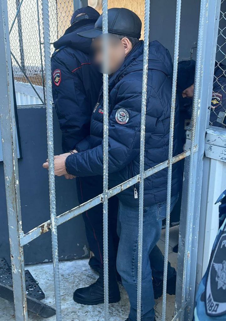 Бригадир колхоза «Россия» осужден за кражу и самоуправство  УФСБ России по Ставропольскому краю установлено, что экс-начальник бригады СПК «Россия» Александр Подставкин вошел в созданное в 2019 году руководителем племколхоза Новоалександровского округа преступное сообщество. Участники ОПС принуждали иных работников оформлять на себя займы из средств, имеющихся на балансе колхоза, при этом деньги заемщикам не выдавались.   Также путем внесения подложных сведений об объемах собранного урожая они похищали урожай, а деньги тратили на недвижимость и автомобили. Общая сумма причинного СПК ущерба  составила более 150 млн рублей.  Подставкин попытался скрыться и был объявлен в федеральный розыск. Злоумышленник был задержан и передан органам предварительного следствия. Новоалександровский районный суд признал Подставкина виновным и назначил наказание: 8,5 лет в колонии общего режима с ограничением свободы на срок 1 год. Другие участники ОПС ранее приговорены к различным срокам лишения свободы.
