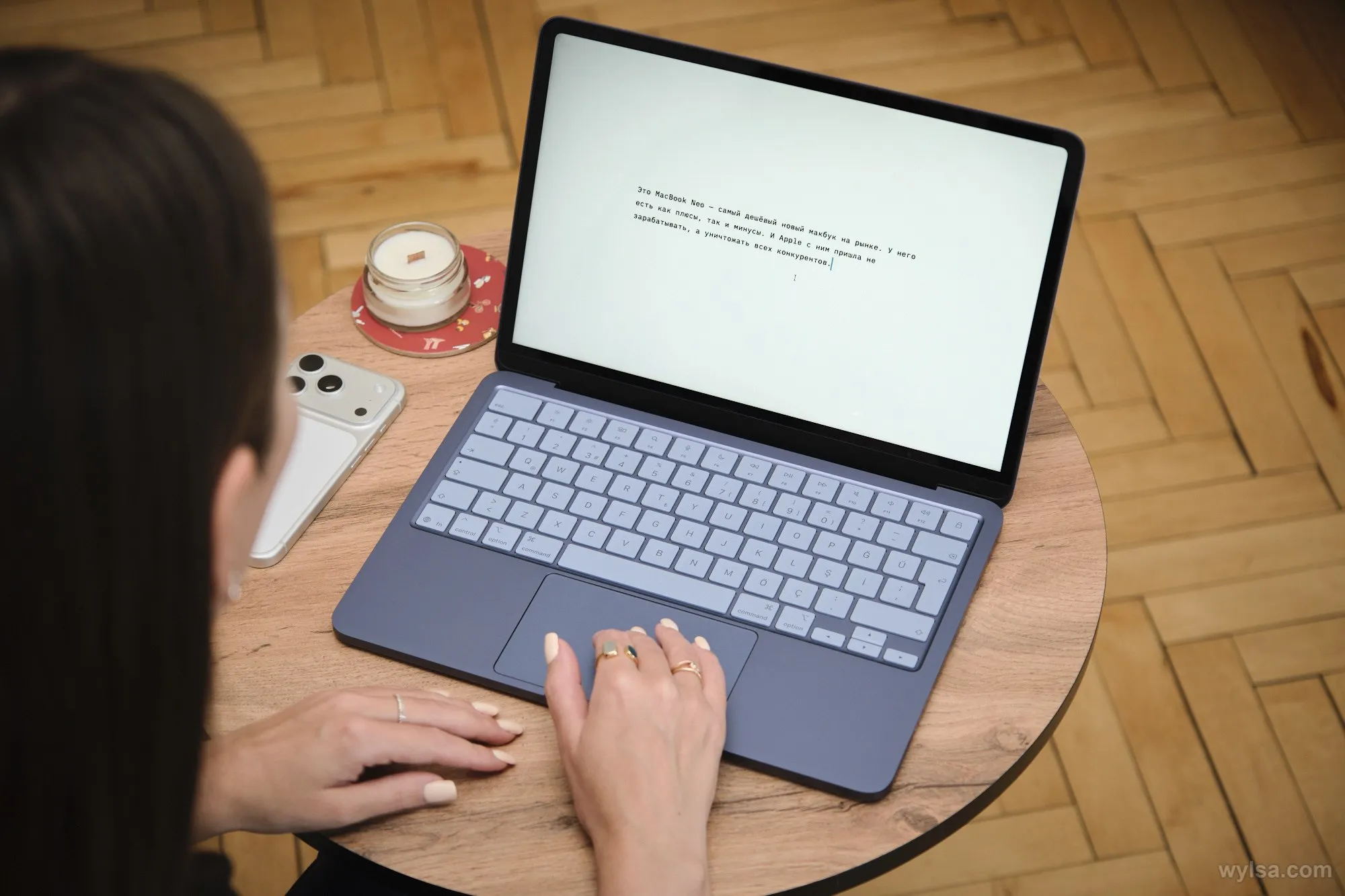 Apple удвоила производство MacBook Neo на фоне оглушительного успеха Новый продукт экосистемы настолько пришёлся по вкусу покупателям что изначальный план по производству 5 6 млн лэптопов увеличили до 10 млн пишет Culpium Однако такой интерес совпал с дефицитом комплектующих для маков не хватает памяти и в особенности чипов А18 Казалось бы перед компанией должна была встать дилемма увеличить производство или наоборот попытаться сохранить запасы оставшихся устройств Как понятно из заголовка Apple выбрала первый вариант С другой стороны компании наращивание мощности производства обходится недёшево Например TSMC получает дополнительную премию за приоритет в производстве чипов Apple Причём доплата настолько существенная что тайваньский производитель ставит на стоп заказы Microsoft и Google Culpium сообщает что это может привести к росту цен на MacBook Neo Скорее всего это лишь воспаление тревожности так как в таком случае лэптоп не будет иметь смысла Наиболее вероятно что Apple возьмёт необходимую сумму из своей финансовой подушки а затем вернёт её с продаж маков Ну а если вы вдруг пропустили какой переполох устроил этот малыш то можете почитать наш обзор на MacBook Neo Автор Матвей Филькин Канал Wylsacom в MAX