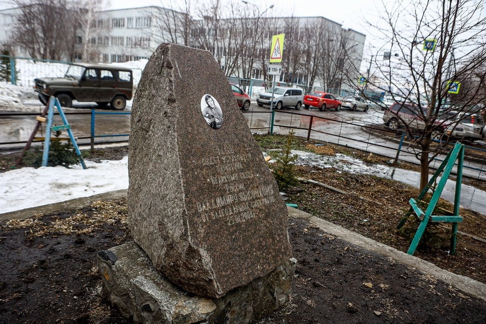 В Новосибирске исчез закладной камень памятника Высоцкому  Жителей МЖК обеспокоило внезапное исчезновение закладного камня к памятнику Высоцкому из сквера, расположенного на улице его имени. Мемориал вывезли в неизвестном направлении 11 февраля. В мэрии сообщили, что памятный объект перевезли на производство, чтобы привести в порядок к лету.  Об исчезновении камня с улицы Высоцкого «Новосибирским новостям» сообщил председатель совета ТОС «Молодёжный» Владимир Булгаков. По его словам, в полдень 11 февраля самогруз с жёлтой стрелой подъехал в сквер, погрузил глыбу весом полтонны в кузов и увёз. Общественник написал в полицию заявление о краже.  Вместе с тем председатель комитета организации работ и услуг в ритуальной сфере мэрии Новосибирска Николай Ветёлкин пояснил «НН», что мемориал забрали на реставрацию. Его планируют отшлифовать. Также с наступлением тепла восстановят постамент, по которому пошли трещины. Работы выполняют по инициативе мецената — генерального директора Новосибирского крематория Бориса Якушина. Их согласовали с администрацией Октябрьского района. По предварительным данным, объект вернётся на площадку в мае–июне.   Глава ТОС уточнил, что раньше этот камень с портретом поэта стоял возле театра «Глобус» — как закладной под памятник Владимиру Высоцкому. В 2005 году на том месте установили настоящий мемориал с фигурой барда на высоком постаменте, а символический отдали ТОСу «Молодёжный», по территории которого проходит улица Высоцкого.  «В 2007 году мы начали обустраивать сквер, и Анатолий Олейников — инициатор создания памятника Владимиру Высоцкому в Новосибирске — предложил нам забрать камень. Поскольку он весит полтонны, мы подготовили для него постамент. И вот уже 17 лет он украшал наш сквер»,  — рассказал Владимир Булгаков.  Фото: Ростислав Нетисов