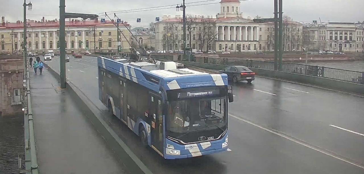 Цифровые технологии помогут сделать город чище    Сотрудники ГАТИ смогут контролировать уборку улиц в центральных районах города при помощи нового цифрового инструмента. Отдел внедрения сквозных технологий ГАТИ связал данные с уборочной техники и поток с видеокамер «Безопасного города». Система сможет делать снимки уборки улиц в формате «до» и «после».  Новый цифровой инструмент позволит не только увидеть текущее состояние уборки улиц и тротуаров, но и в сжатые сроки оценить качество проведенной работы.  Фото: ГАТИ Вечерний Санкт-Петербург