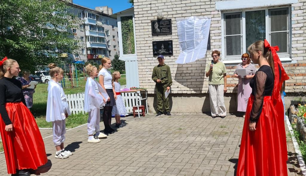 В Биробиджане открыли доску с автобиографией Герою Великой Отечественной войны Михаилу Стяжкину На территории пос. Мясокомбината увековечили память Героя великой Отечественной войны. Патриотический проект «Память героев» стал одним из победителей второго конкурса на предоставление грантов, проводимого по инициативе врио губернатора ЕАО Марии Костюк. На одном из домов установили мемориальную доску с автобиографией Герою Советского Союза — Михаилу Стяжкину. В рамках проекта общественники также облагородили и прилегающую территорию. Давно была идея реализовать именно патриотический проект, - рассказала депутат городской Думы, автор проекта Ольга Кудрявцева. – Ранее мы установили доску нашему знаменитому земляку. И хотелось, чтобы история была логически завершенной. Несмотря на то, что ежегодно, 23 февраля и 9 мая к памятной доске мы возлагаем цветы, дети читают стихии, проводим другие патриотические мероприятия, к сожалению, многие не знают биографию Стяжкина и о его подвиге. Поэтому жителями поселка было принято решение о создании доски с биографией нашего знаменитого земляка. Считаю, что такой проект не только сохранит память о Герое, но и напомнит всем, а самое главное молодому поколению о важности военных событий и героизме людей, которые защищали нашу Родину. Именно об этом надо рассказывать нашим детям! Накануне состоялась торжественная церемония открытия памятной доски. Собравшиеся вспомнили об участнике Великой Отечественной войны и его подвиге. Минутой молчания почтили память Михаила Стяжкина. Юные жители микрорайона исполнили танец, который подготовили специально для знакового события. После чего, участники акции возложили цветы. #память #биробиджан #мэриябиробиджана #гранты #тос