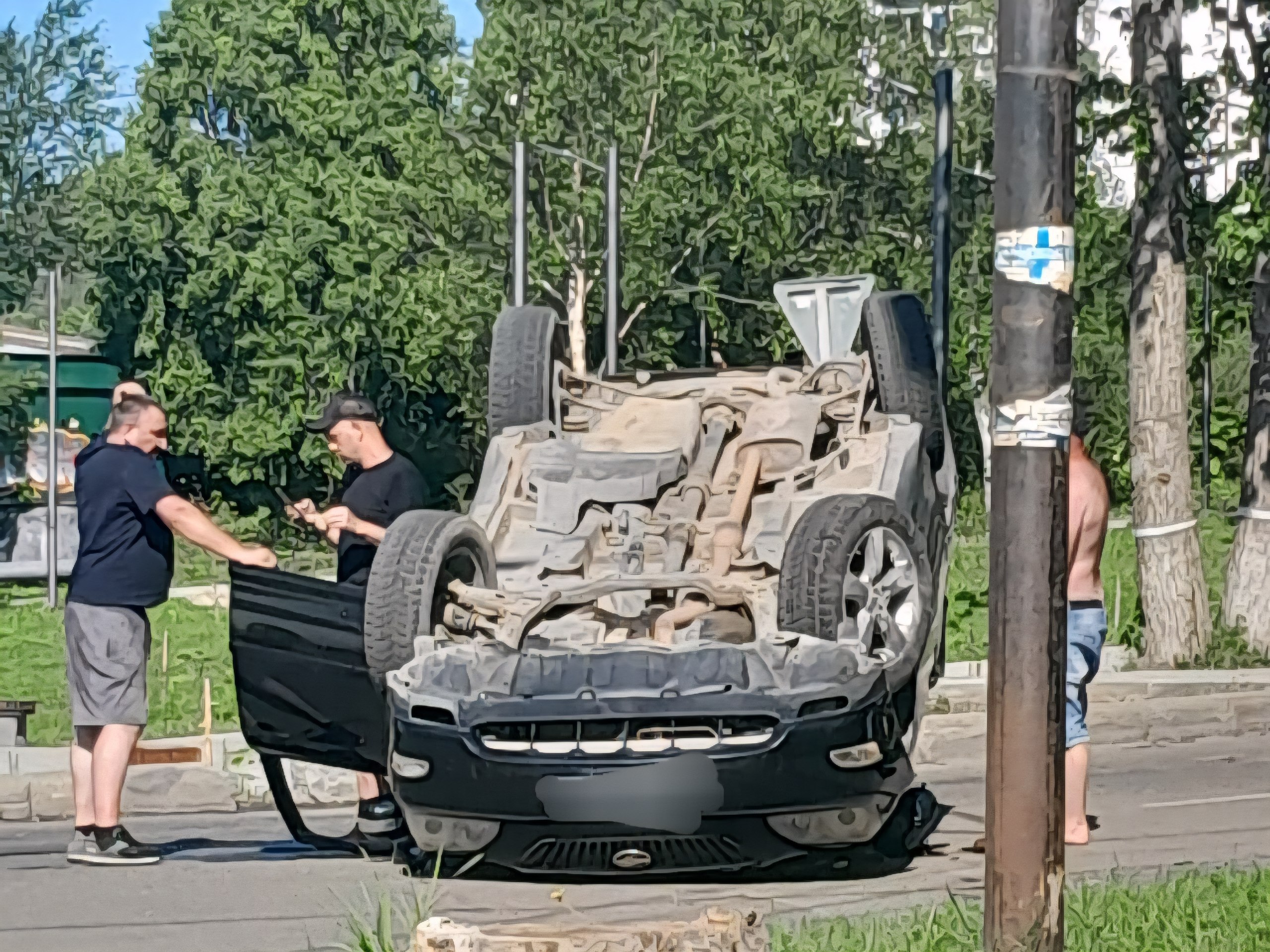 В Александровск-Сахалинском устранены последствия ДТП   24 июля в г. Александровск-Сахалинский на ул. Осоавиахимовская 2 произошло ДТП с участием легкового автомобиля Toyota Harrier.   В 10:15 к месту происшествия прибыл личный состав пожарно-спасательной части № 46.  По месту прибытия был обнаружен перевернувшийся на крышу автомобиль.  Чтобы исключить пролив топлива из бензобака автомобиля на проезжую часть, техника была поставлена на колёса, смыты с асфальтового покрытия утечки технических жидкостей, а также отключен АКБ во избежание короткого замыкания.  Убедившись, что никакой опасности для окружающих техника больше не представляет, пожарные проследовали в подразделение.  Погибших и пострадавших нет.