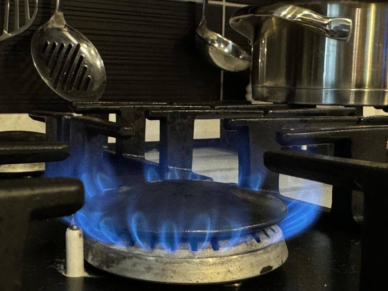 Больше тысячи жителей Феодосии остались без газа Подача газа перекрыта в связи с повреждением подземного газопровода в посёлке Орджоникидзе, сообщает единая дежурно-диспетчерская служба города. «Ремонтные работы запланированы на 09.06.2025 года на 09:00», — говорится в сообщении. Крым 24