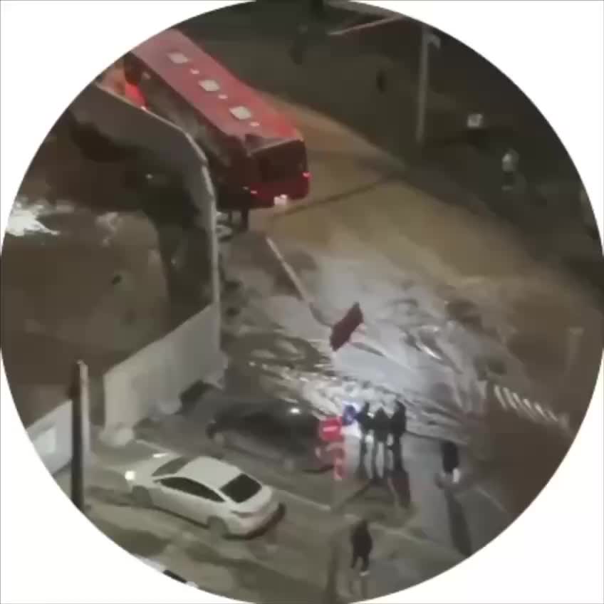 Прорыв на водопроводе в Казани вызывает временные отключения воды и изменения маршрутов автобусов