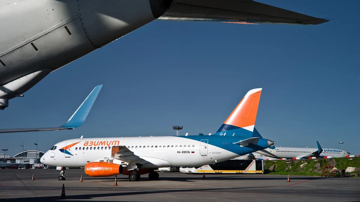 Рейс из Махачкалы в Пермь опаздывает из за столкновения борта с птицей Причиной задержки вылета авиарейса Махачкала Пермь авиакомпании Азимут стало столкновение самолета Superjet с птицей при выполнении посадки в аэропорту столицы Республики Дагестан Как рассказали Ъ Прикамье несколько пассажиров ожидающих рейса об этом им объявили представители перевозчика Позже по их словам после осмотра воздушного судно специалистами оно было допущено к выполнению полета Сейчас для этого оформляются необходимые документы