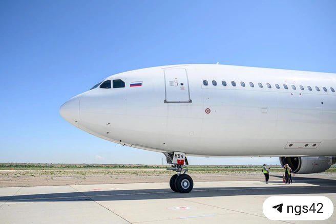 Авиарейс «Кемерово-Казань» был вынужден совершить посадку в аэропорту Башкортостана из-за угрозы атаки беспилотников  Самолет авиакомпании «Северный ветер» должен был вылететь из Кемерова в 09:25, однако задержался из-за тумана и отправился в путь в 09:48. На подлете к столице Татарстана пилот получил сообщение об угрозе атаки беспилотниками. Над городом ввели план «Ковер», при котором воздушные суда должны обходить закрытое пространство стороной.  Как пояснили в аэропорту, кемеровчанам предоставили прохладительные напитки на борту судна. Так как ожидание не было значительным, пассажиров дополнительно не кормили. В 16:50 самолет благополучно приземлился в Казани, пассажирам ничего не угрожает.    Подписаться   Прислать новость
