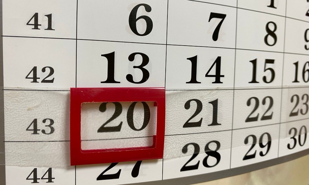 В конце декабря омичей ждёт самая короткая рабочая неделя 31 декабря официальный выходной день который в этом году выпадает на среду В связи с этим перед Новым годом жители региона будут работать всего два дня 29 и 30 декабря После этого начнутся двенадцатидневные новогодние каникулы которые продлятся до 11 января А вы ждёте праздничные выходные Да планирую хорошо отдохнуть Нет я буду продолжать работать в праздники   Подписывайтесь на 12 канал в МАХ