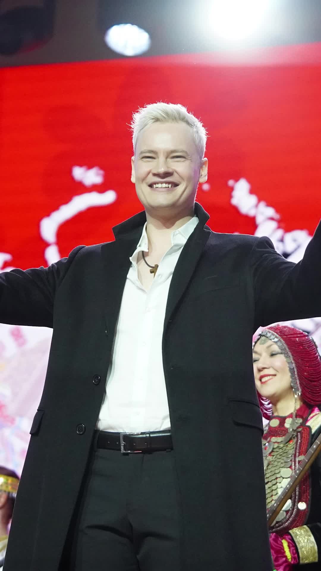 Сенатор Вайнберг и Shaman представили новую песню на гала-концерте