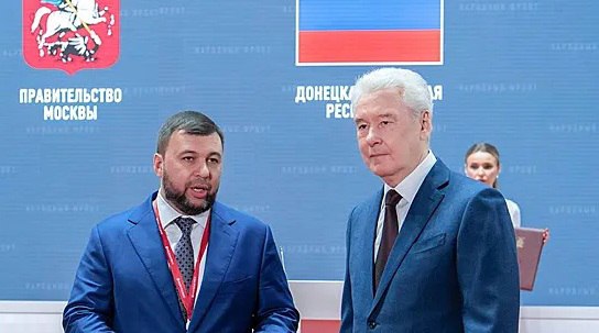 Москва со следующего года займется восстановлением районов Донецка находившихся под прямым огнем артиллерии заявил мэр столицы Сергей Собянин Сегодня противник отодвинут и мы со следующего года системно уже зайдем и в эти районы там работы непочатый край сообщил Собянин в интервью Комсомольской правде Москва постоянно оказывает помощь в восстановлении городов побратимов Луганска и Донецка В первую очередь это ремонт жилых домов социальных объектов коммунальных сетей и дорог