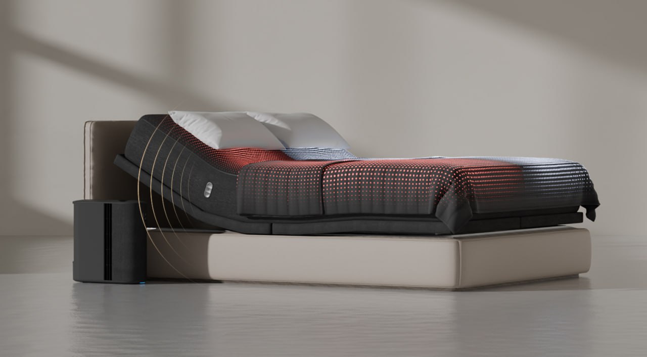Теперь и кровати умные. В США создали ИИ-кровать Eight Sleep Pod 5, которая настроит себя сама. Она обучена на 10 млн часов сна и в реальном времени учитывает ваш пульс, дыхание, позы, подбирает идеальную температуру и даже приподнимает голову, если вы начинаете храпеть. В комплекте есть охлаждающее одеяло и аудиосистема со звуками природы. За удовольствие придется отдать от $2849. КиберХаб БотGPT