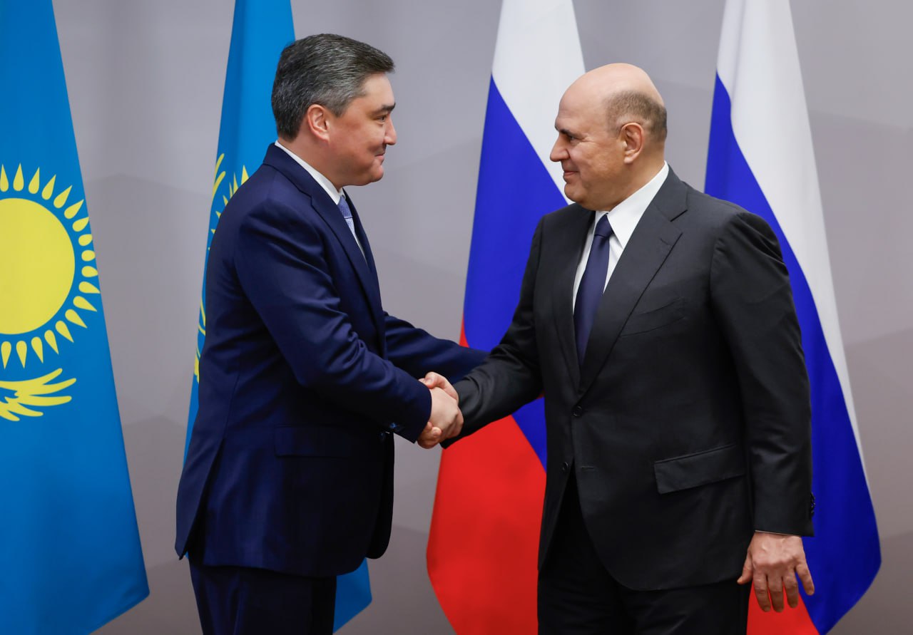 Михаил Мишустин встретился с премьер-министром Казахстана Олжасом Бектеновым   Правительства России и Казахстана ведут слаженную работу по выполнению решений, принятых на высшем уровне, подчеркнул Михаил Мишустин. Россия входит в число ведущих торговых партнеров Казахстана и является крупнейшим инвестором в казахстанскую экономику. Государства вместе создают оптимальный инвестиционный и деловой климат.  Значительный потенциал для запуска новых совместных проектов есть в сферах:   энергетики,  промышленности,  транспорта,  сельского хозяйства,  цифровой экономики.   Особое внимание уделяется сотрудничеству в образовании. В Казахстане работают филиалы ведущих российских университетов. В сентябре начнутся занятия в филиале Казахского национального университета имени аль-Фараби при Омском государственном университете имени Достоевского.   В свою очередь, Олжас Бектенов отметил, что отношения двух стран динамично развиваются благодаря постоянным контактам лидеров России и Казахстана. У государств большой потенциал для дальнейшего развития отношений в инвестиционной, энергетической, сельскохозяйственной, цифровой, культурной и гуманитарной сферах.  Глава правительства Казахстана напомнил, что осенью в Уральске пройдет 21-й межрегиональный форум «Казахстан и Россия». Площадка дает возможность обсудить перспективы сотрудничества и запустить совместные проекты.  Также Олжас Бектенов от имени правительства Казахстана выразил соболезнования в связи с крушением самолета в Амурской области.    Новости Правительства России