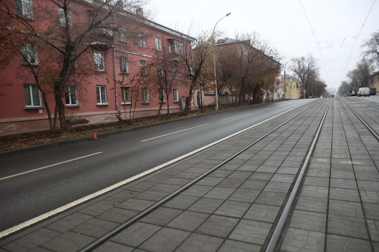 Как нацпроекты изменили Новосибирск рассказал мэр Кудрявцев В прошлом году в сотрудничестве с федеральным центром в городе благоустроили два парка и сквер отремонтировали дороги и мосты обновили 20 школ на эти цели Новосибирск направил 4 6 млрд рублей Мэр Максим Кудрявцев особо выделил организацию общественных пространств по нацпроекту Инфраструктура для жизни парков имени Ю Ф Бугакова и Чемской берег сквера Демакова в Академгородке Развивать их продолжат и в этом году Более 700 млн рублей потратили на ремонт дорог и мостов В частности обновили улицу Мира Здесь выполнили целый комплекс работ заменили трамвайные пути сделали тротуары привели в порядок газоны По нацпроекту Молодёжь и дети в Новосибирске отремонтировали 20 школ строят новые помещения для лицея 113 сдали корпус экономического лицея скоро в нём начнутся занятия Нацпроект Семья помог открыть две современные модельные библиотеки на левом берегу При поддержке федерального бюджета развивают систему долговременного ухода за пожилыми людьми Подписаться на канал