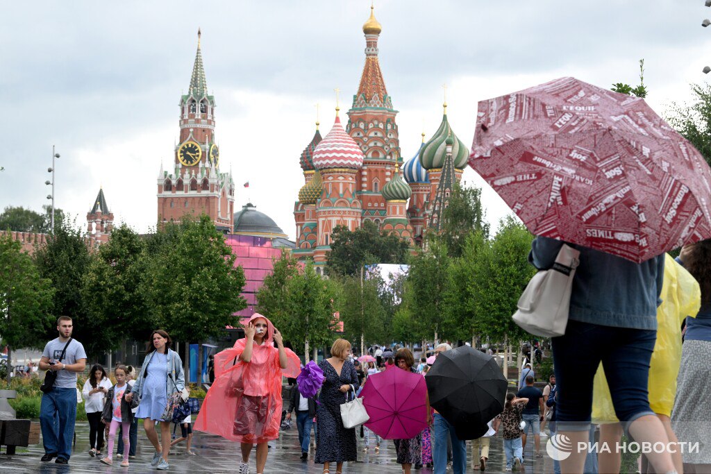 Порывистый ветер, кратковременные дожди, температура воздуха до +22 ожидаются в Москве в воскресенье, сообщил синоптик "Фобоса" Леус / Все наши каналы