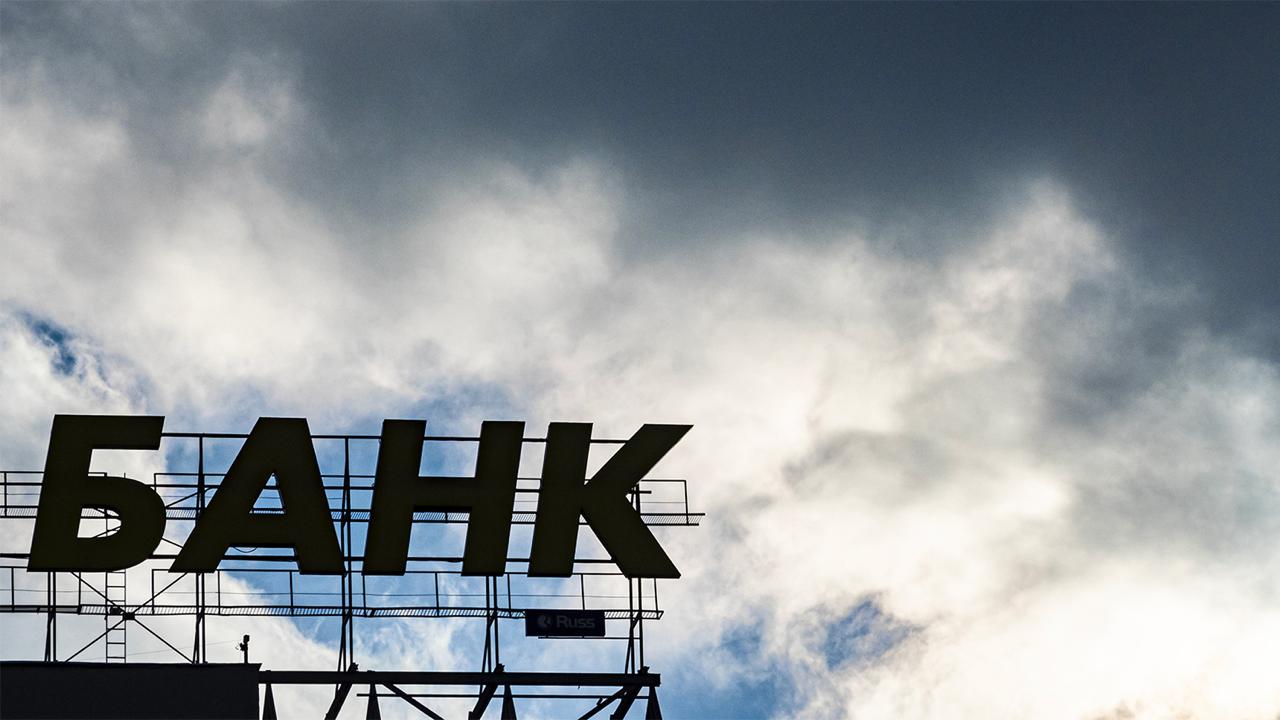 В Госдуме предложили запретить снижать ставки по вкладам участников СВО Вице спикер Госдумы Борис Чернышов обратился к главе ЦБ Эльвире Набиуллиной с предложением ввести особый порядок для вкладов военнослужащих СВО По его инициативе банки должны иметь право повышать проценты по таким вкладам но не снижать их в одностороннем порядке даже при изменении ключевой ставки Чернышов назвал это знаком уважения и поддержки для тех кто рискует жизнью а также способом дать военным и их семьям дополнительную уверенность В пример он привел Героя России чей вклад снизился с 16 до 11 5