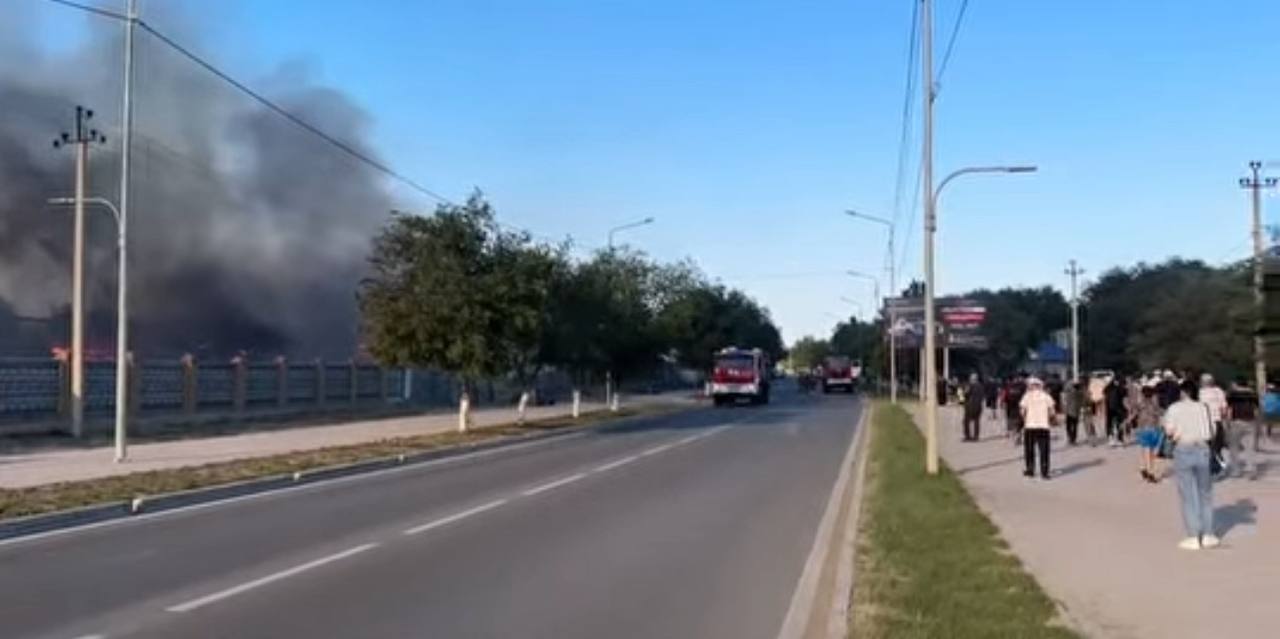 В Кульсары взорвалась автозаправка, есть пострадавшие Вечером 30 мая, около 18:45, в городе Кульсары Атырауской области на автозаправочной станции «Ниет» произошёл взрыв. «Силами службы по чрезвычайным ситуациям ведутся работы по тушению пожара», — уточнили в районном акимате. По предварительным данным, пять человек доставлены в центральную районную больницу с различными травмами. Состояние пострадавших уточняется. Причины пожара пока неизвестны. На месте работают пожарные, медики и сотрудники полиции. Официальные органы пообещали предоставить дополнительную информацию позже. Ситуация находится на контроле у местных властей. • Фото из соцсетей.