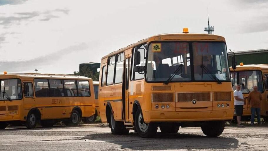 Херсонская область в 2025 году получила 60 школьных автобусов Автобусный парк для подвоза школьников в Херсонской области в 2025 году пополнился 60 новыми единицами различной вместимости Об этом в интервью Херсонскому агентству новостей рассказал и о министра образования и науки региона Алексей Григорьев В 2025 году мы значительно обновили и расширили наш парк получив 60 новых автобусов И это не просто количественный рост это качественный скачок Раньше мы были ограничены автобусами одного типа Теперь у нас есть весь спектр от небольших Газелей для малокомплектных сельских маршрутов до вместительных Кавзов для крупных школ заявил Григорьев Новая техника позволила не только обновить но и оптимизировать маршруты сделав их более гибкими и сократив время в пути для детей Обновленный парк насчитывающий более 200 единиц обеспечивает доступность образования даже в самых отдаленных населенных пунктах области что особенно важно для прифронтовых районов с их сложной логистикой