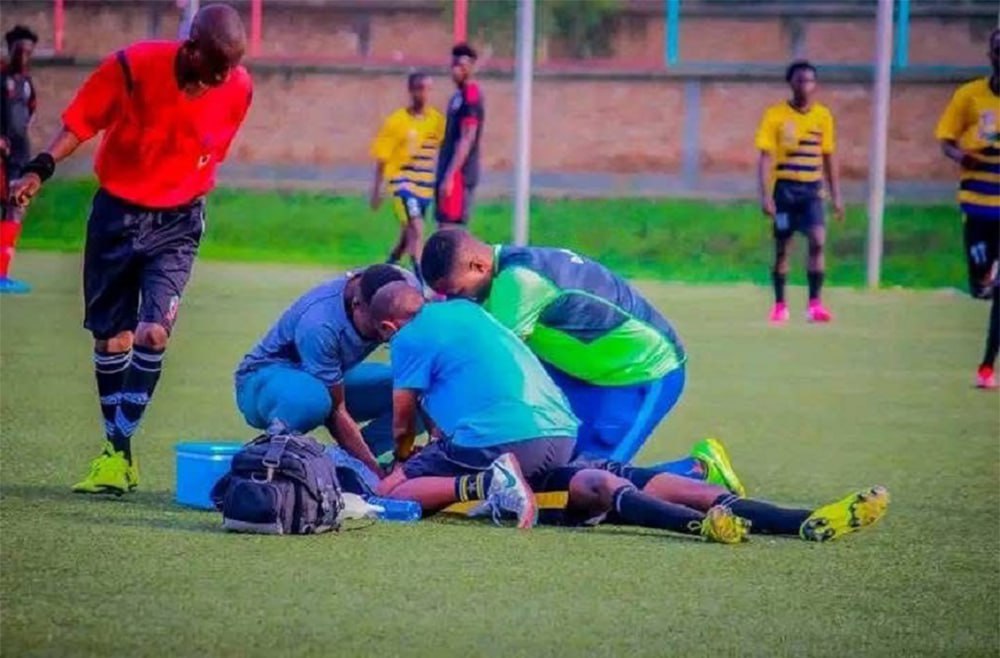 Футболист из Бурунди умер подавившись монетой во время матча Полузащитнику Игиранезе Айме Герику из клуба Гепье дю Лак стало плохо во время матча против Амассипири По данным Sport News Africa футболист положил в рот монету для какого то колдовского обряда Медики оказали пострадавшему первую помощь но он скончался во время транспортировки в больницу Подписывайтесь на РИА Новости Спорт в MAX