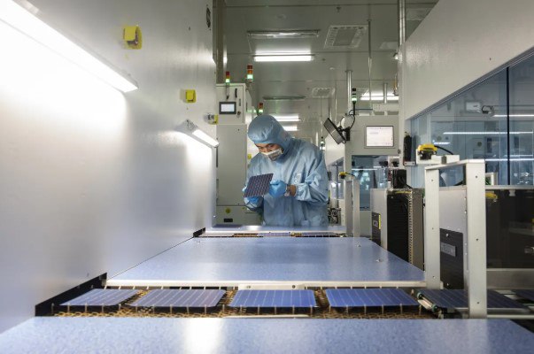 Китай сократит экспортные таможенные льготы для смягчения напряженности в мировой торговле Китай отменит или сократит налоговые льготы на сотни товаров чтобы успокоить торговых партнеров обеспокоенных резким ростом китайского экспорта   Правительство Китая отменит льготы по налогу на добавленную стоимость для 249 товаров и снизит ставки льгот на 22 товара связанных с батареями Отмена экспортных налоговых льгот может помочь смягчить избыток предложения в таких секторах как солнечная энергетика и сократить торговый профицит Китая а также увеличить падающие государственные доходы страны Источник Bloomberg chinastocksnet Если полезно поставьте лайк Китай Навигация по каналам  Акции  Облигации  Китай  Трейдинг  Новости  Клуб