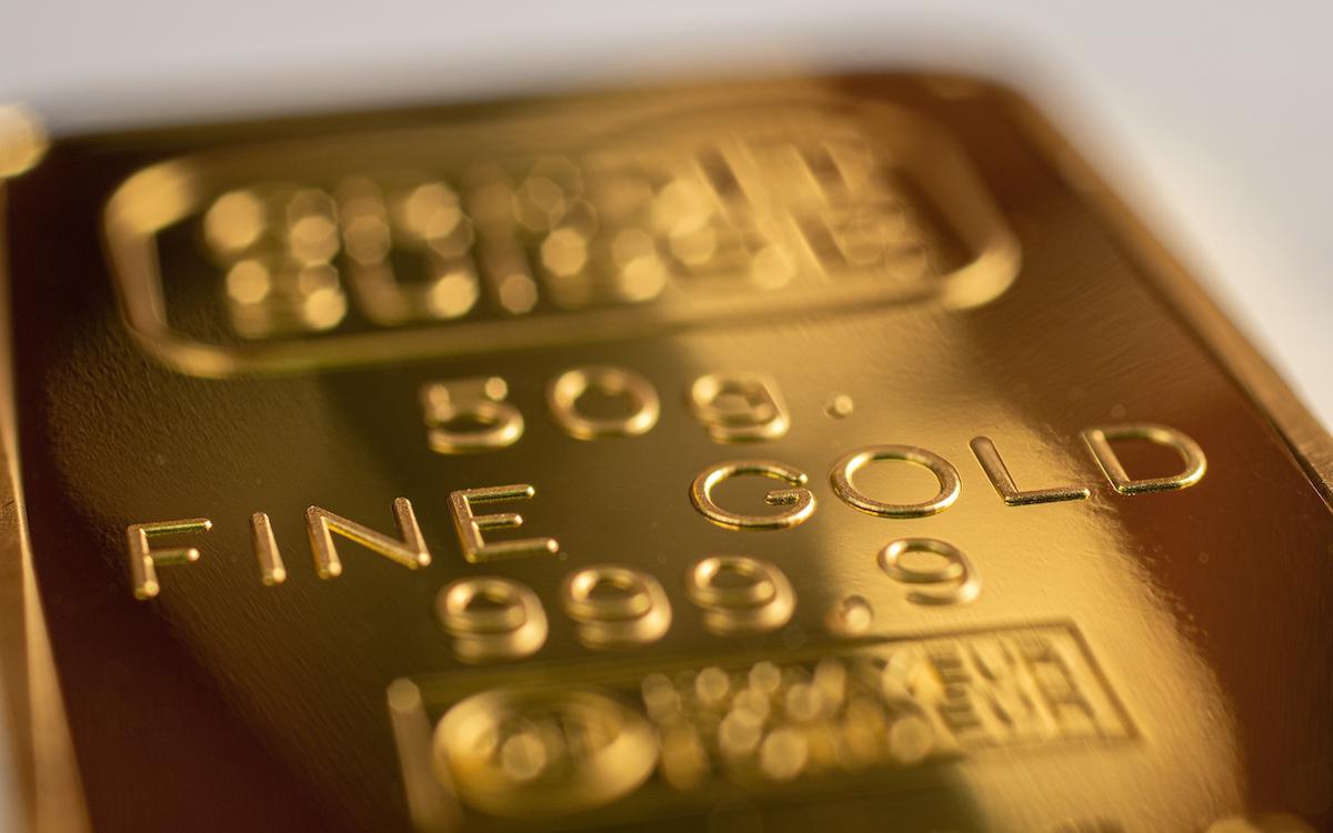 В ПСБ ждут роста цен на золото до 5000 за унцию в 2026 году По прогнозам аналитиков уже к концу 2025 года цены на драгметалл могут достичь 4500 за тройскую унцию а на горизонте 2026 года 5000 за унцию В банке отметили что в последние торговые сессии золото смогло перейти к росту и преодолело сопротивление на уровне 4000 Это по мнению экспертов сигнализирует о возможности возобновления полноценного восходящего движения Ранее аналитики опрошенные РБК Инвестициями сравнили осеннее ралли в золоте со взлетом цен в 1970 е годы После отмены золотого стандарта президентом США Ричардом Никсоном в 1971 году и последовавшим за ней развалом Бреттон Вудской системы стоимость золота менее чем за 10 лет выросла почти в 25 раз с 35 до 873 за тройскую унцию на пике 1980 года Подробнее В ПСБ спрогнозировали золото по 5000 за унцию в 2026 году Подписаться на Сам ты инвестор