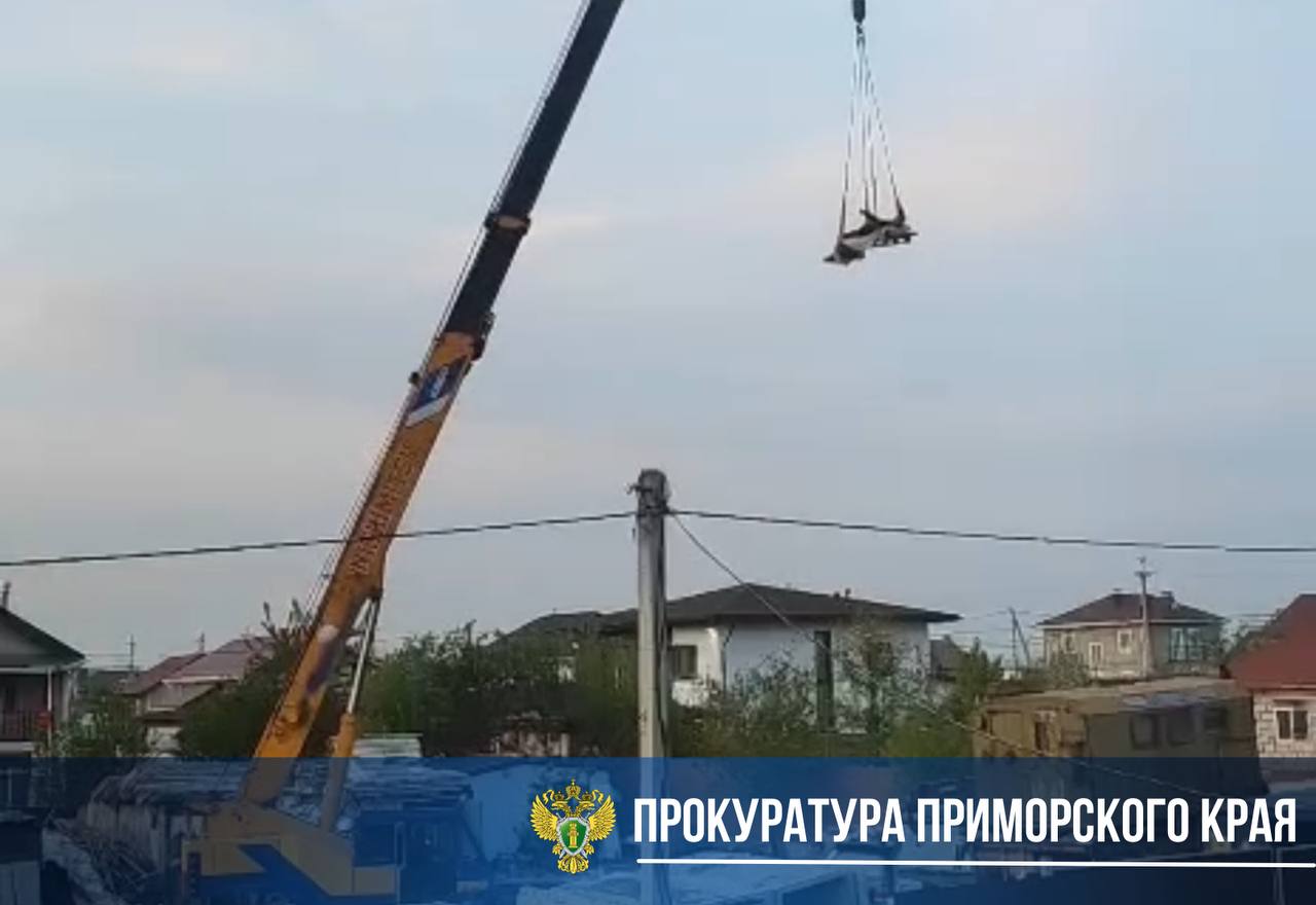 Прокуратура проводит проверку по факту нарушения правил эксплуатации строительной техники в Соловей Ключе В средствах массовой информации размещено видео, свидетельствующее о вопиющем нарушении правил безопасности при использовании строительной техники в районе улицы Уютной, 15. Прокуратура установит обстоятельства инцидента, собственника техники и земельного участка, даст принципиальную и всестороннюю оценку действий всех причастных лиц. Результаты процессуальной проверки надзорным ведомством поставлены на контроль.